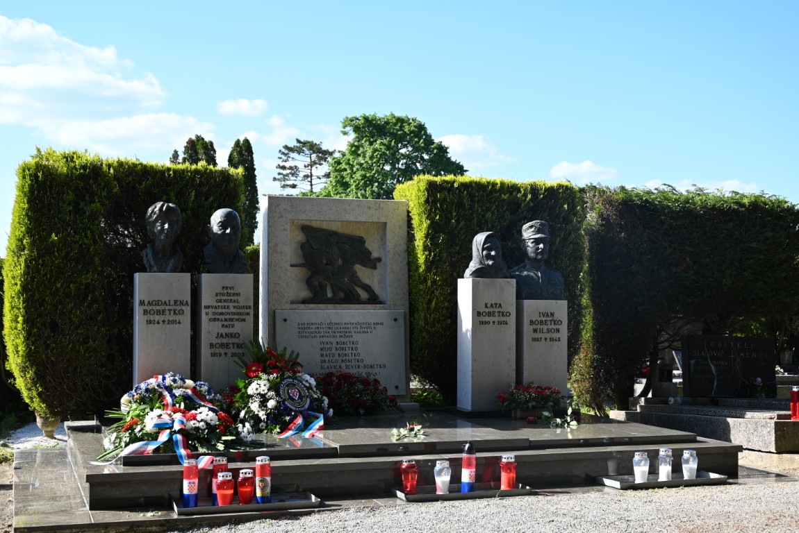 Vjerni tradiciji, članovi Generalskog zbora su, zajedno sa zamjenikom župana odali počast polaganjem cvijeća, paljenjem svijeća i zajedničkom molitvom, na grobu hrvatskog ratnika, stožernog generala Janka Bobetka, koji je rođen 10. siječnja 1919. godine u Crncu pokraj Siska, a 29. travnja 2003. godine preminuo u Zagrebu.
