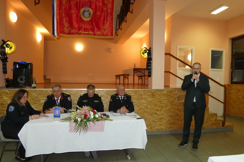 Redovnoj izvještajnoj sjednici Skupštine Vatrogasne zajednice grada Petrinje, koja je održana u prostoru Hrvatskog seljačkog i vatrogasnog doma u Taborištu, nazočio je zamjenik župana Mihael Jurić.