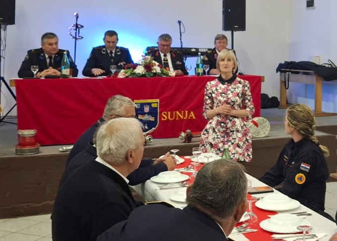Redovnoj godišnjoj sjednici Skupštine Vatrogasne zajednice općine Sunja, koja je održana u prostoru Društvenog doma Staza, nazočila je pročelnica Upravnog odjela za poljoprivredu, ruralni razvoj, zaštitu okoliša i prirode Anita Sinjeri-Ibrišević.