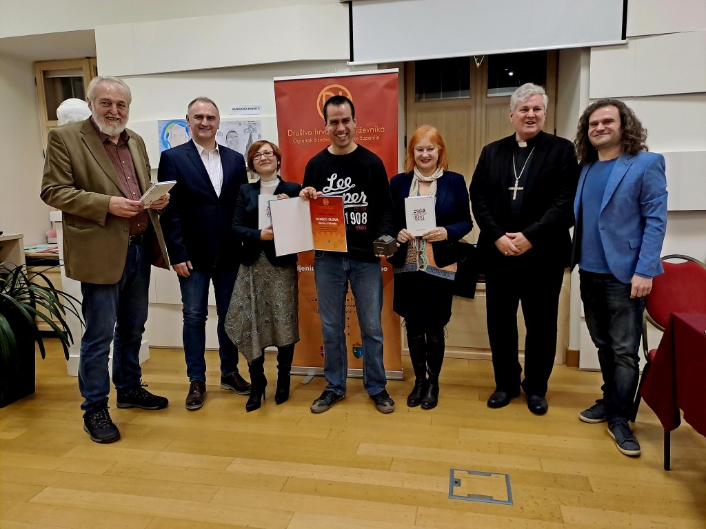 Pobjednik književnog natječaja "Korzo slova" Društva hrvatskih književnika za najbolju neobjavljenu knjigu Sisačko-moslavačke županije u 2022. godini je sisački autor Denis Vidović sa zbirkom humorističnih priča ''Reda mora biti''. 