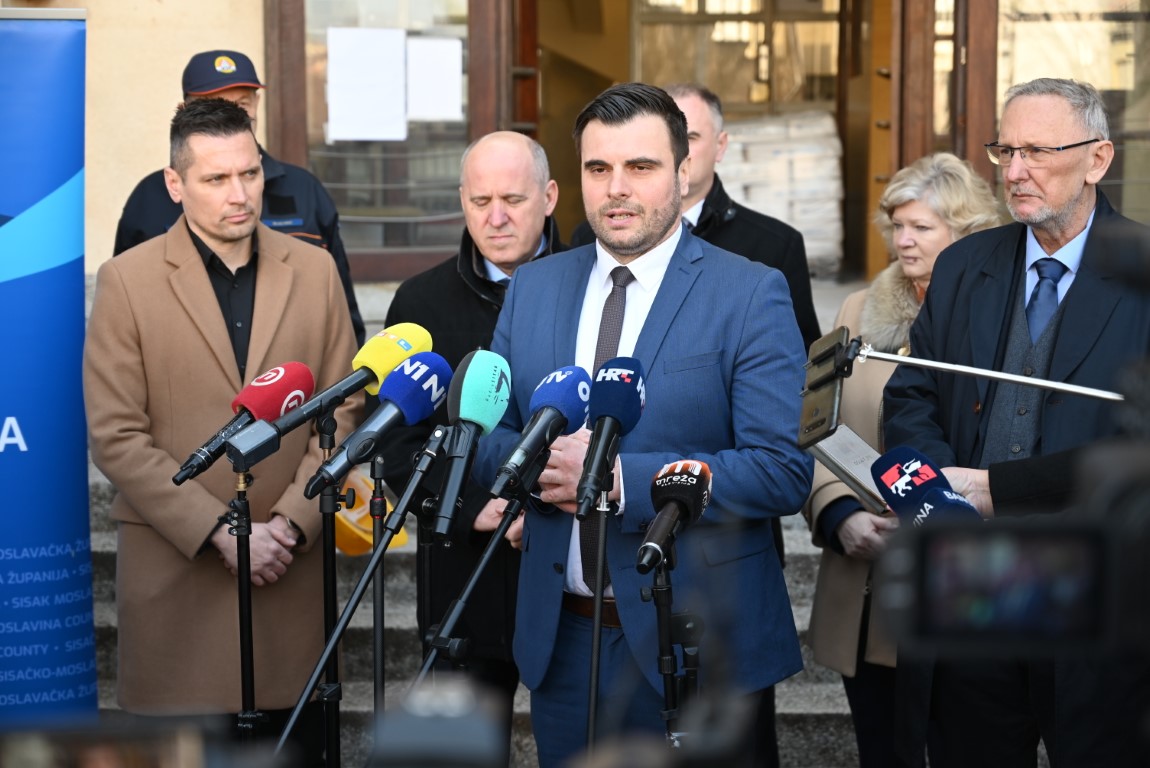 Potpredsjednici Vlade RH, ministri Bačić i Božinović su u pratnji sisačko-moslavačkog župana Ivana Celjaka posjetili lokaciju u Sisku, zgradu na kojoj traju radovi obnove, vrijedni oko 2,5 milijuna €.