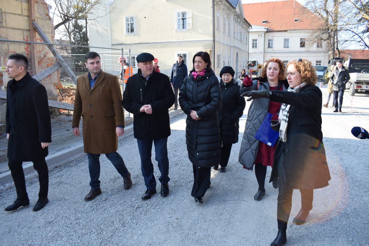 otpredsjednik Vlade RH i ministar prostornog uređenja, graditeljstva i državne imovine Branko Bačić i ministrica kulture i medija Nina Obuljen Koržinek te župan Ivan Celjak i gradonačelnica Petrinje Magdalena Komes obišli su danas tijek radova u zaštićenoj kulturno-povijesnoj cjelini grada Petrinje gdje se obnavlja zgrada Pučkog otvorenog učilišta Hrvatski dom, zgrada suda i dvije privatne zgrade stambene namjene. 