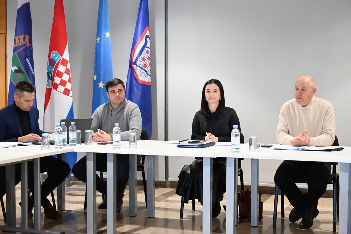 Potpredsjednik Vlade RH, ministar prostornog uređenja, graditeljstva i državne imovine Branko Bačić i ministrica poljoprivrede Marija Vučković svoj su posjet Glini, u ponedjeljak, 27. veljače 2023. godine, počeli radnim sastankom u Hrvatskom domu. Ovom su sastanku nazočili sisačko-moslavački župan Ivan Celjak sa suradnicima, državni tajnik Domagoj Orlić te gradonačelnik Gline Ivan Janković sa suradnicima