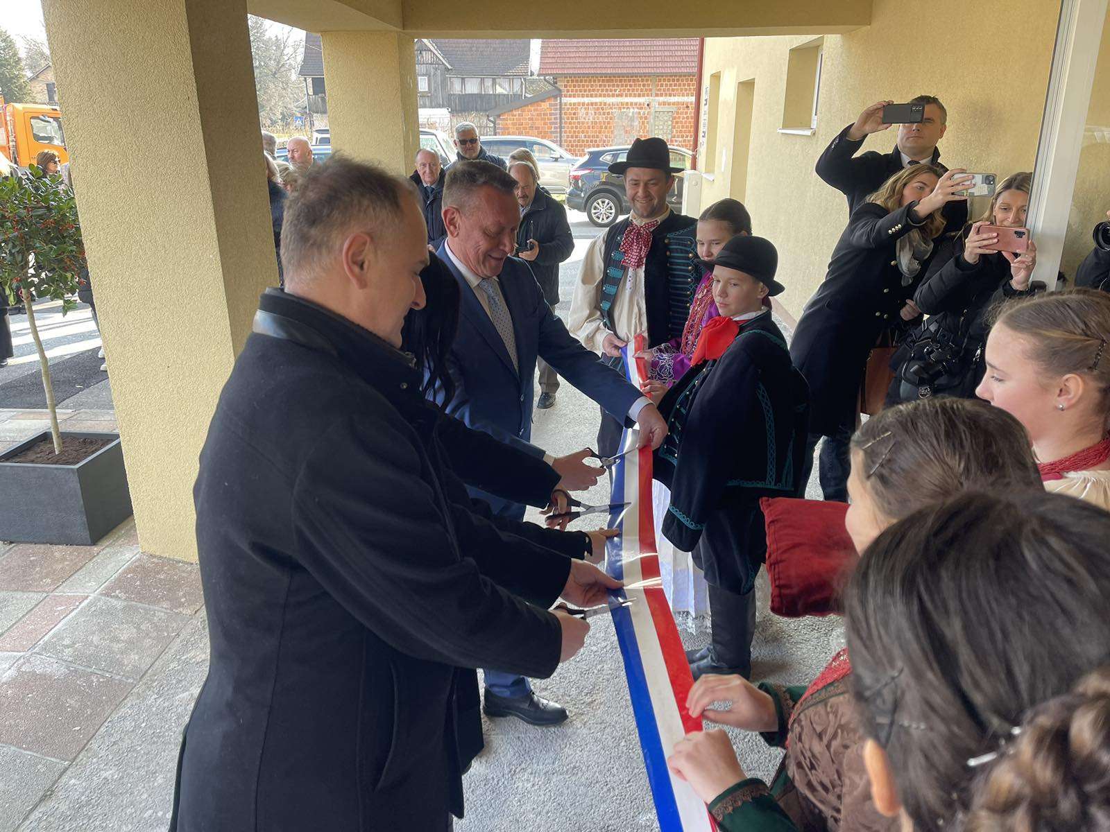 U Lekeniku su u četvrtak, 9. veljače 2023. godine ministrica poljoprivrede Marija Vučković, zamjenik župana Mihael Jurić i načelnik Općine Lekenik Ivica Perović svečano otvorili Društveni dom i Turističko-informativni centar ukupne vrijednosti 1,4 milijuna € financiran iz Programa ruralnog razvoja u iznosu 981 tisuću € te iz sredstava Općine Lekenik u iznosu 436 tisuća €.