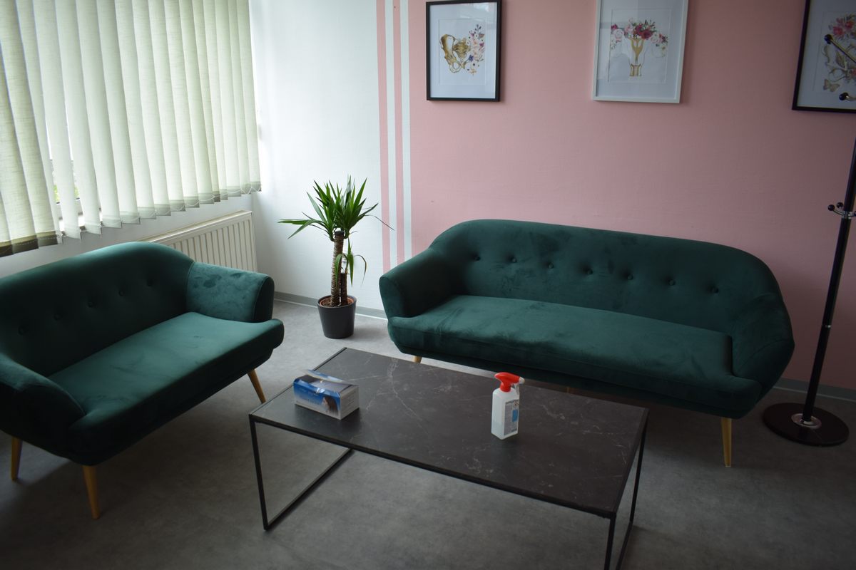 Župan Ivan Celjak danas je u radnom posjetu Novskoj sudjelovao u otvorenju i obilasku uređene i opremljene čekaonice ginekološke ambulante dr. Nikole Bajle u prostoru Doma zdravlja SMŽ u Novskoj pa će oko 6.000 pacijentica od danas imati još bolje uvjete pri dolasku i čekanju na ginekološki pregled. U projektu su zajedno sudjelovali Sisačko-moslavačka županija, Grad Novska i Dom zdravlja SMŽ.