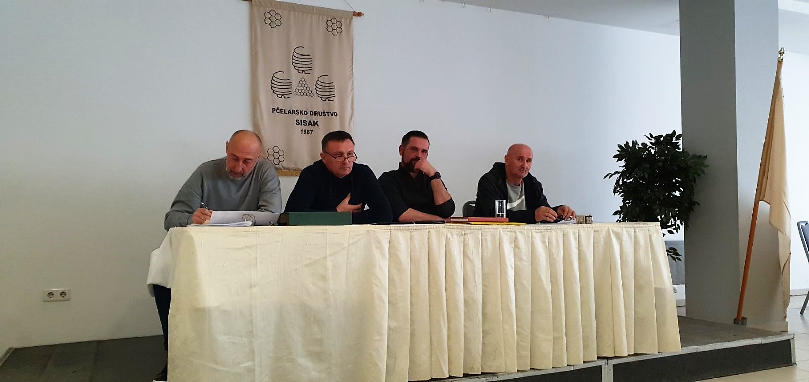 Pročelnica Upravnog odjela za poljoprivredu, ruralni razvoj, zaštitu okoliša i prirodu Anita Sinjeri Ibrišević, nazočila je u nedjelju, 12. veljače 2023. godine, u hotelu Panonija u Sisku redovu skupštinu Pčelarske udruge Sisak.