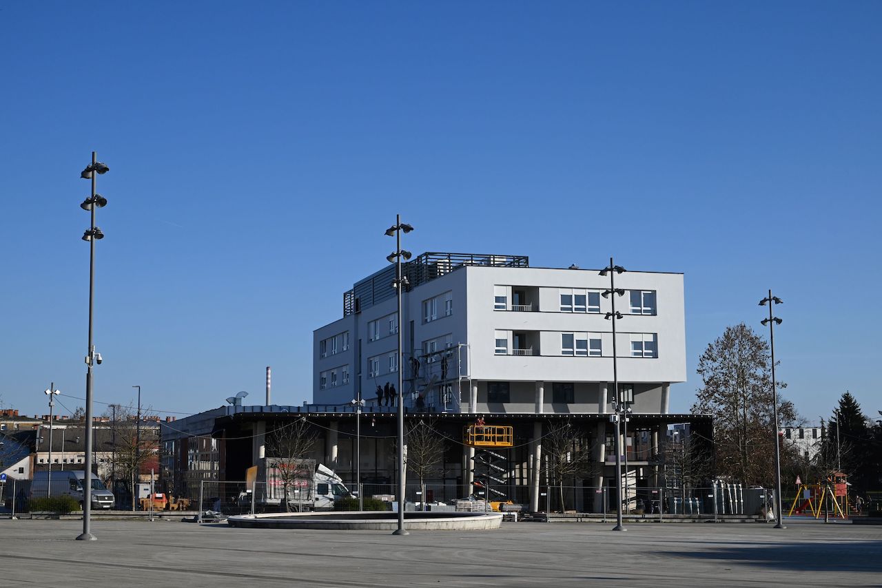 Župan Ivan Celjak, zajedno s gradonačelnikom Kutine Zlatkom Babićem, državnim tajnikom u Ministarstvu branitelja Špirom Janovićem te predsjednikom Udruge HVIDR-a grada Kutina Damirom Badanjkom, obišao je u petak, 17. veljače 2023. godine izgradnju višenamjenske POS-ove zgrade na Trgu dr. Franje Tuđmana u Kutini. Zgrada je u visokom je stupnju realizacije, a od ukupno 27 stanova, njih 15 namijenjeno je za mlade obitelji, a 12 stanova za hrvatske ratne vojne invalide koji još nisu riješili svoje stambeno pitanje.