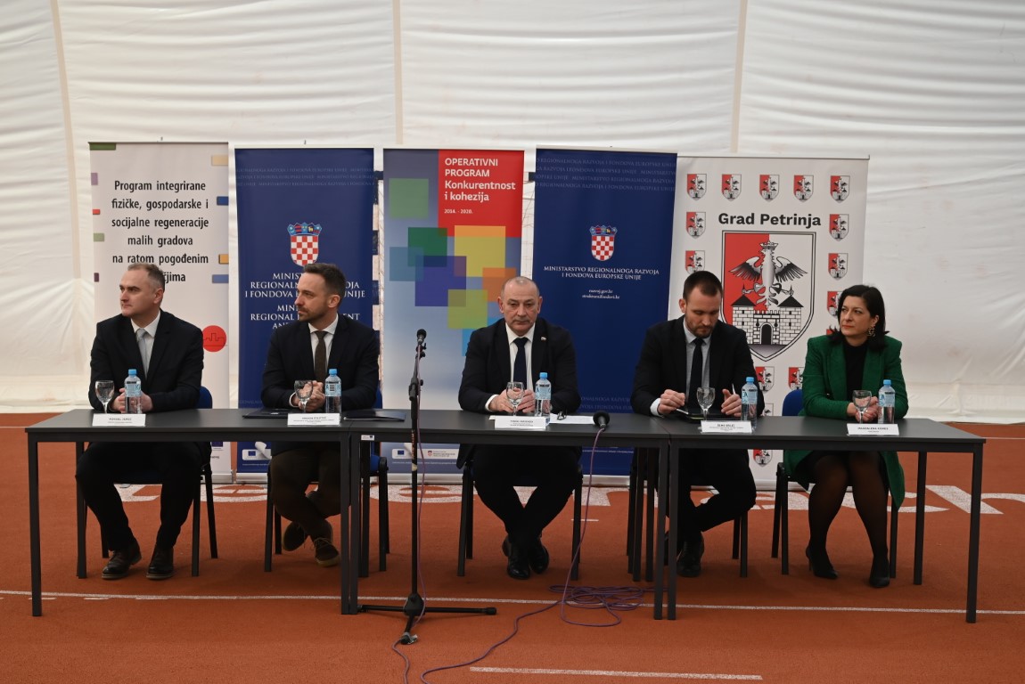 U cilju revitalizacije Sisačko-moslavačke županije danas su u Petrinji uručeni ugovori petrinjskim poduzetnicima ukupne vrijednosti 15,5 milijuna € za razvoj poduzetništva na potresom pogođenom području. Predstavljene su i nove mjere politike zapošljavanja za područje Sisačko-moslavačke županije za koje je iz državnog proračuna u ovoj godini osigurano dodatnih 6 milijuna €.