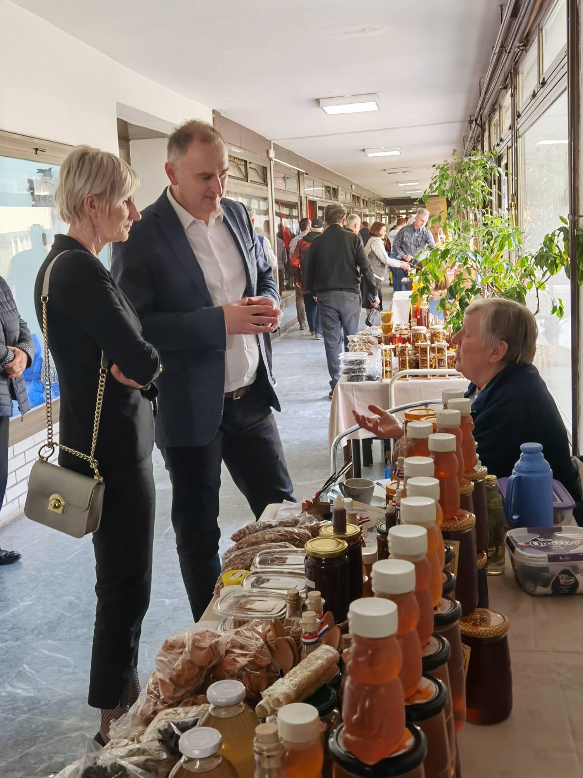 U organizaciji Zajednice udruga pčelara Sisačko-moslavačke županije, Top-Terma d.o.o. i Turističke zajednice Općine Topusko, pod pokroviteljstvom župana Ivana Celjaka, u subotu , 18. veljače 2023. godine održani su u Topuskom 22. dani meda "Zlatna pčela" i 17. županijsko ocjenjivanje meda. 