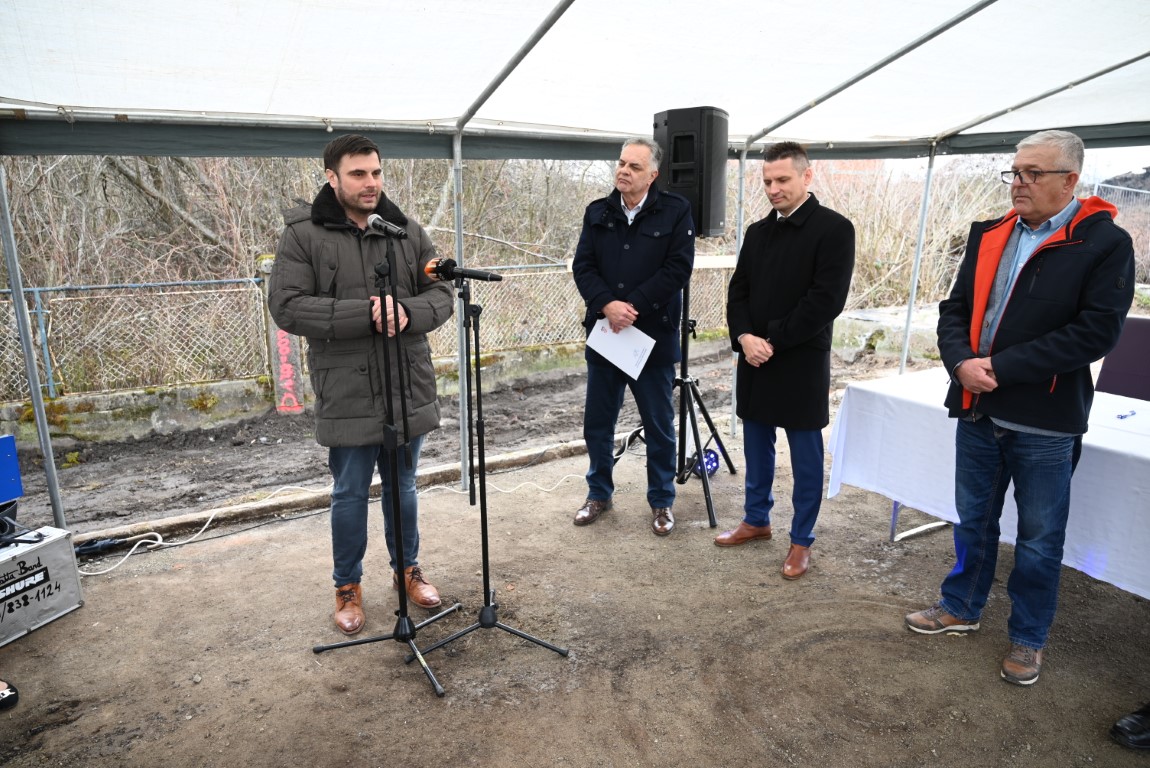 Jedna od 36 višestambenih zgrada koje se grade na području Sisačko-moslavačke županije, nalazit će se i u Sunji u Ulici branitelja Sunje gdje je u četvrtak, 29. veljače 2024. godine položen kamen temeljac za izgradnju višestambene tipske građevine s 19 stanova. Ukupna vrijednost projekta izgradnje zgrade i uređenja okoliša iznosi 3 milijuna eura s PDV-om.