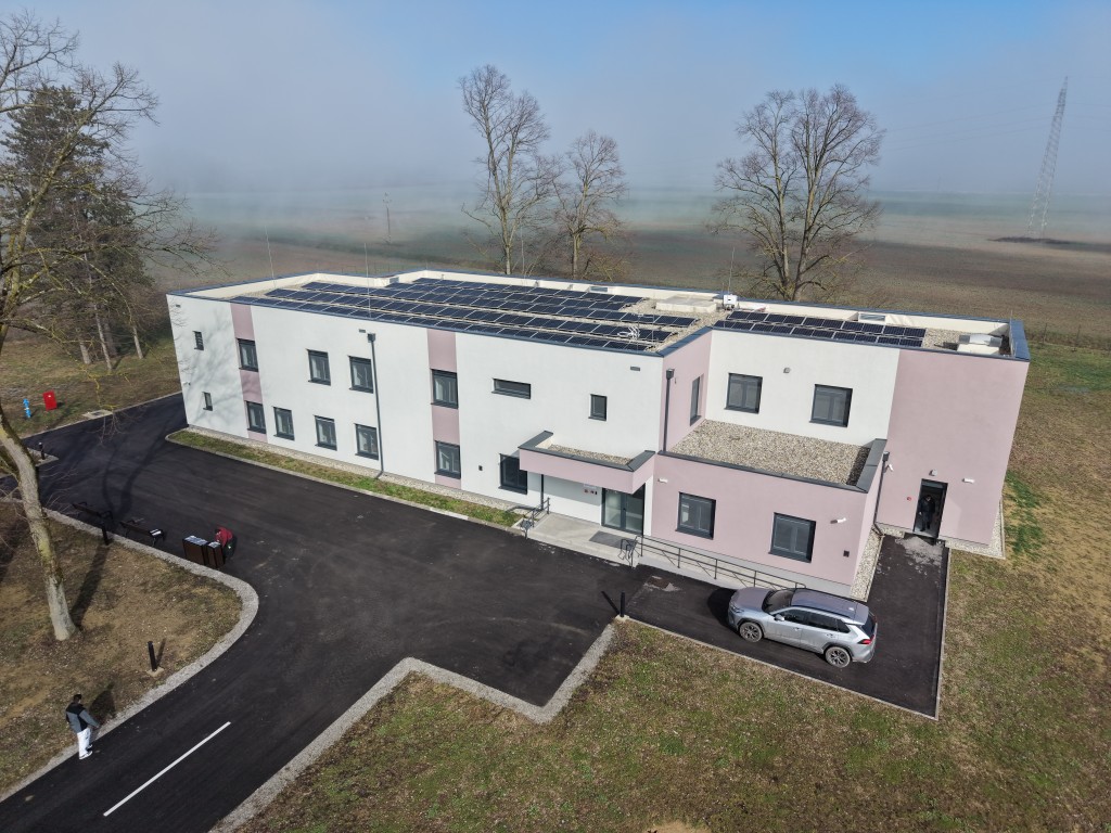 Svečanim programom i rezanjem vrpce, danas su u Popovači u Ravniku župan Ivan Celjak i ministrica zdravstva RH Irena Hrstić otvorili Odjel za dječju i adolescentnu psihijatriju te dječju forenziku, prvi takav u Hrvatskoj.  