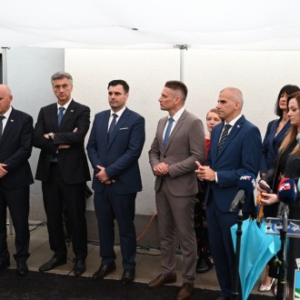 PREDSJEDNIK VLADE ANDREJ PLENKOVIĆ BORAVIO U SISKU U POVODU DANA GRADA – URUČENI KLJUČEVI ZA 144 NOVA STANA U NAJVEĆOJ POSLIJEPOTRESNOJ STAMBENOJ ZGRADI