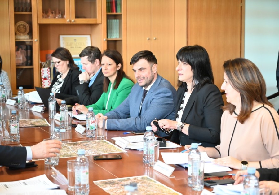 POSJET MINISTRA BAČIĆA PETRINJI: OBNOVA NAPREDUJE, VEĆINA PROJEKATA DOVRŠENA