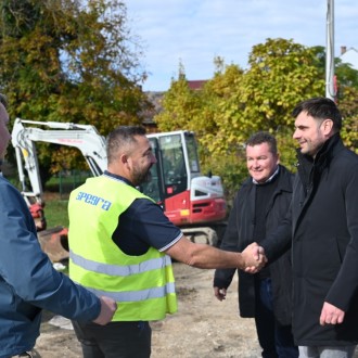 Nastavlja se ulaganje u cestovnu infrastrukturu na području Kutine: uređuju se cesta i most u Banovoj Jaruzi