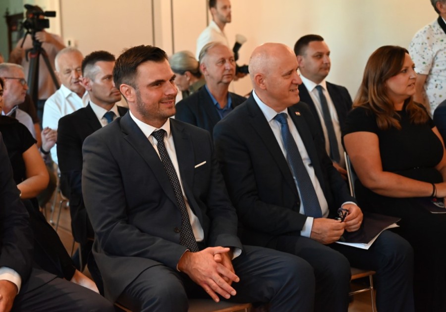 POTPREDSJEDNIK VLADE I MINISTAR BRANKO BAČIĆ POSJETIO NOVSKU I URUČIO UGOVORE ZA PROJEKTE ZELENE INFRASTRUKTURE VRIJEDNE 10,6 MILIJUNA EURA