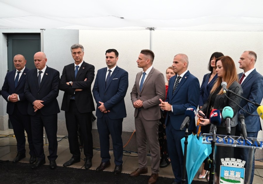 PREDSJEDNIK VLADE ANDREJ PLENKOVIĆ BORAVIO U SISKU U POVODU DANA GRADA – URUČENI KLJUČEVI ZA 144 NOVA STANA U NAJVEĆOJ POSLIJEPOTRESNOJ STAMBENOJ ZGRADI