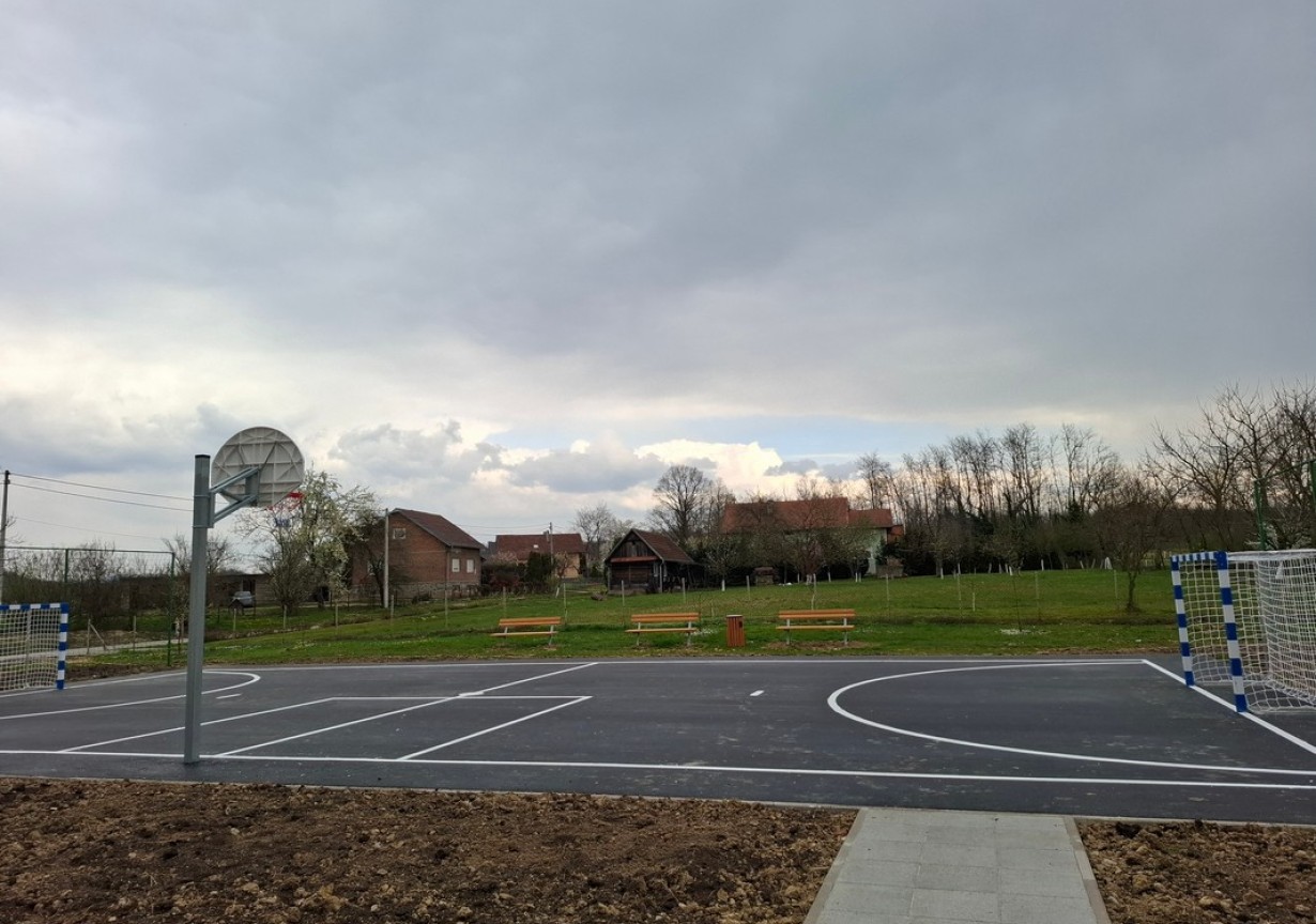 UREĐENO IGRALIŠTE KOD PODRUČNE ŠKOLE GORNJA GRAČENICA