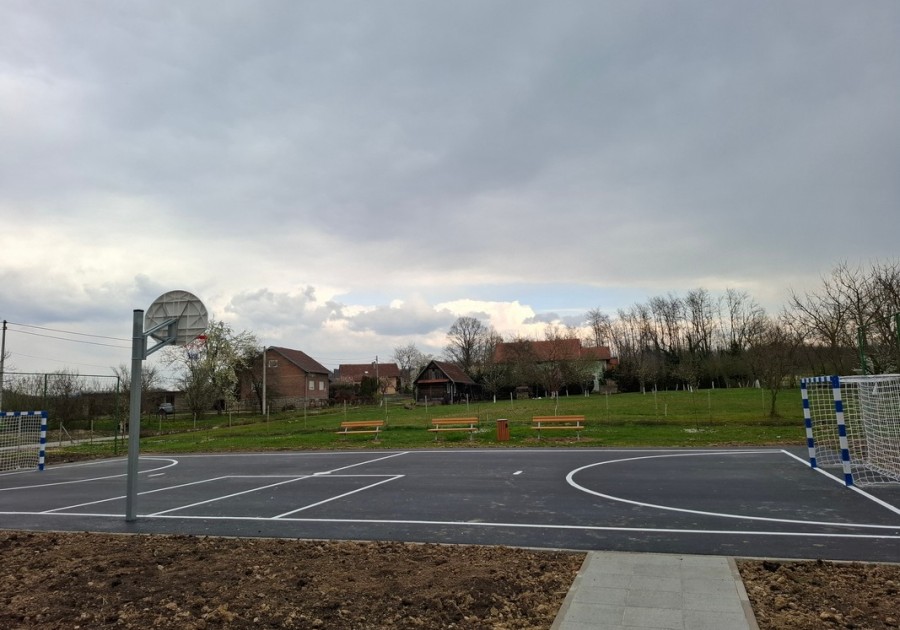 UREĐENO IGRALIŠTE KOD PODRUČNE ŠKOLE GORNJA GRAČENICA