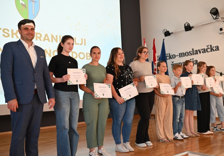 Literarnim i likovnim radovima učenici odali počast hrvatskim braniteljima